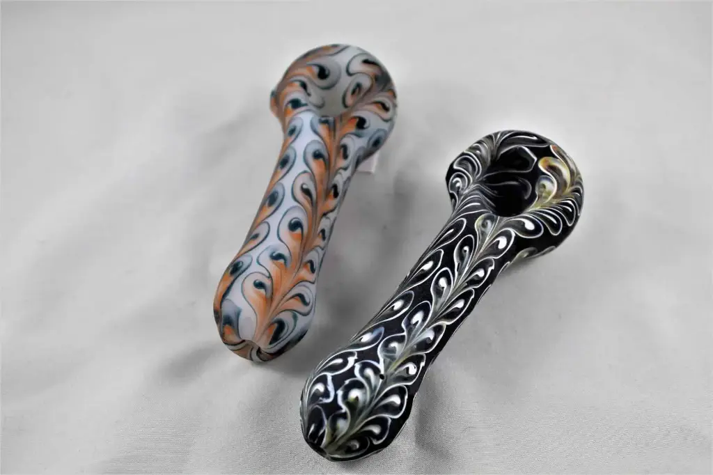 Red Eye Glass 4.5" Frosted Paisley Pipes