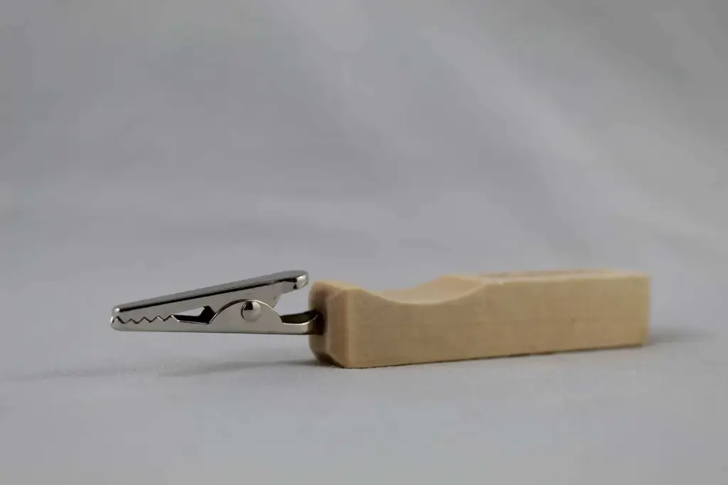 Hoots Wooden Roach Clip 4''inch Handle